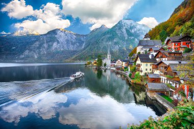 Ünlü Hallstatt dağ köyü Hallstatter Gölü ile doğal görünümünü. Güneşli sonbahar gündoğumu Hallstatt Gölü. Yer: resort köyü Hallstatt, Salzkammergut bölge, Avusturya, Alpler. Europe.