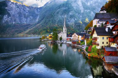 Ünlü Hallstatt dağ köyü Hallstatter Gölü ile doğal görünümünü. Güneşli sonbahar gündoğumu Hallstatt Gölü. Yer: resort köyü Hallstatt, Salzkammergut bölge, Avusturya, Alpler. Europe.