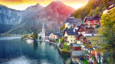 Ünlü Hallstatt dağ köyü Hallstatter Gölü ile doğal görünümünü. Güneşli sonbahar gündoğumu Hallstatt Gölü. Yer: resort köyü Hallstatt, Salzkammergut bölge, Avusturya, Alpler. Europe.