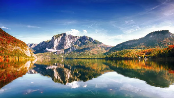 Sunny morning on the lake Altausseer See. Sunny autumn scene in the morning. Location: resort Altausseer see, Liezen District of Styria, Austria, Alps. Europe.