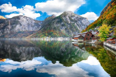 Hallstattersee gölde yansıtan ünlü Hallstatt lakeside kasaba güneşli sonbahar gün. Yer: resort köyü Hallstatt, Salzkammergut bölge, Avusturya, Alpler. Europe... Yer: resort köyü Hallstatt, Salzkammergut bölge, Avusturya, Alpler. Europe.