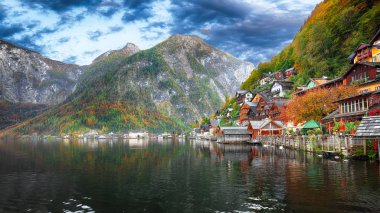 Hallstattersee gölde yansıtan ünlü Hallstatt lakeside kasaba güneşli sonbahar gün. Yer: resort köyü Hallstatt, Salzkammergut bölge, Avusturya, Alpler. Europe... Yer: resort köyü Hallstatt, Salzkammergut bölge, Avusturya, Alpler. Europe.