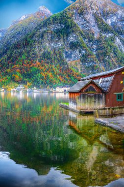 Hallstattersee gölde yansıtan ünlü Hallstatt lakeside kasaba güneşli sonbahar gün. Yer: resort köyü Hallstatt, Salzkammergut bölge, Avusturya, Alpler. Europe... Yer: resort köyü Hallstatt, Salzkammergut bölge, Avusturya, Alpler. Europe.