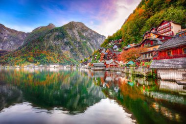Hallstattersee gölde yansıtan ünlü Hallstatt lakeside kasaba güneşli sonbahar gün. Yer: resort köyü Hallstatt, Salzkammergut bölge, Avusturya, Alpler. Europe... Yer: resort köyü Hallstatt, Salzkammergut bölge, Avusturya, Alpler. Europe.