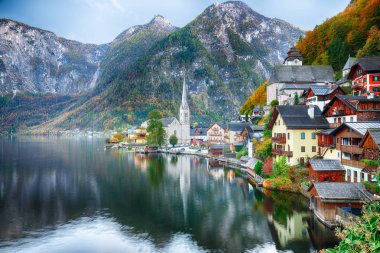 Ünlü Hallstatt dağ köyü Hallstatter Gölü ile doğal görünümünü. Güneşli sonbahar gündoğumu Hallstatt Gölü. Yer: resort köyü Hallstatt, Salzkammergut bölge, Avusturya, Alpler. Europe.