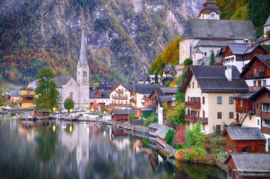 Sonbahar günbatımı Hallstattersee gölde yansıtan ünlü Hallstatt lakeside şehrin. Yer: resort köyü Hallstatt, Salzkammergut bölge, Avusturya, Alpler. Europe.
