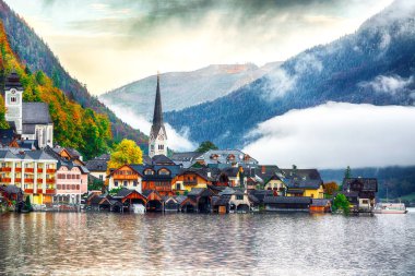 Ünlü Hallstatt dağ köyü Hallstatter Gölü ile doğal görünümünü. Sisli sonbahar gündoğumu Hallstatt Gölü. Yer: resort köyü Hallstatt, Salzkammergut bölge, Avusturya, Alpler. Europe.