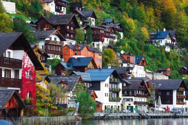 Avusturya Alpleri'nde Hallstatt köyde güzel Sokağı. Sonbahar manzara. Yer: resort köyü Hallstatt, Salzkammergut bölge, Avusturya, Alpler. Europe.