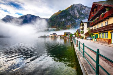 Sisli sonbahar gün doğarken Hallstattersee gölde yansıtan ünlü Hallstatt lakeside kasaba. Yer: resort köyü Hallstatt, Salzkammergut bölge, Avusturya, Alpler. Europe... Yer: resort köyü Hallstatt, Salzkammergut bölge, Avusturya, Alpler. EUR