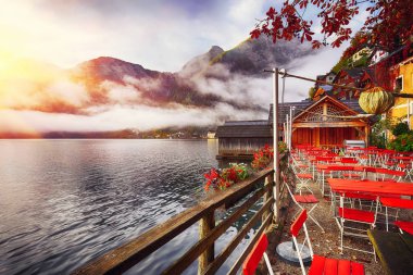 Ünlü Hallstatter Gölü'nün doğal görünümü. Sisli sonbahar gündoğumu Hallstatt Gölü yakınındaki küçük Çin restoranında. Yer: resort köyü Hallstatt, Salzkammergut bölge, Avusturya, Alpler. Europe.