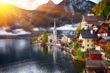 Ünlü Hallstatt dağ köyü Hallstatter Gölü ile doğal görünümünü. Sisli sonbahar gündoğumu Hallstatt Gölü. Yer: resort köyü Hallstatt, Salzkammergut bölge, Avusturya, Alpler. Europe.