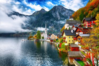 Ünlü Hallstatt dağ köyü Hallstatter Gölü ile doğal görünümünü. Güneşli sonbahar gündoğumu Hallstatt Gölü. Yer: resort köyü Hallstatt, Salzkammergut bölge, Avusturya, Alpler. Europe.