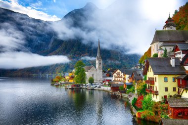 Ünlü Hallstatt dağ köyü Hallstatter Gölü ile doğal görünümünü. Güneşli sonbahar gündoğumu Hallstatt Gölü. Yer: resort köyü Hallstatt, Salzkammergut bölge, Avusturya, Alpler. Europe.