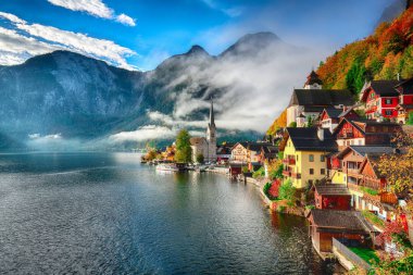 Sisli sonbahar gün doğarken Hallstattersee gölde yansıtan ünlü Hallstatt lakeside kasaba. Yer: resort köyü Hallstatt, Salzkammergut bölge, Avusturya, Alpler. Europe... Yer: resort köyü Hallstatt, Salzkammergut bölge, Avusturya, Alpler. EUR