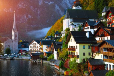 Sisli sonbahar gün doğarken Hallstattersee gölde yansıtan ünlü Hallstatt lakeside kasaba. Yer: resort köyü Hallstatt, Salzkammergut bölge, Avusturya, Alpler. Europe... Yer: resort köyü Hallstatt, Salzkammergut bölge, Avusturya, Alpler. EUR