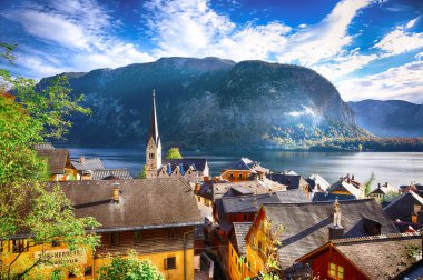 Göl ve Hallstatter ve Hallstatt Lutheran Kilisesi çatı manzarası. Yer: resort köyü Hallstatt, Salzkammergut bölge, Avusturya, Alpler. Europe.