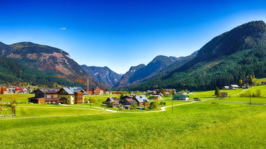 Alp yeşil alanlar ve sonbahar güneşli günü Gosau köyde görünümünü geleneksel ahşap evler. Yer: tatil köyü Gosau Salzkammergut bölge, Yukarı Avusturya, Alpler Gosau vadide. Europe.