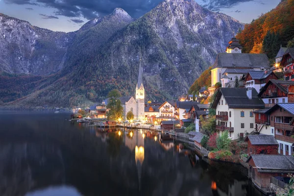 Pôr Sol Outonal Famosa Cidade Beira Lago Hallstatt Refletindo Lago — Fotografia de Stock