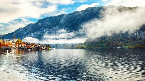 Mglisty Jesienny Wschód Słońca Mieście Słynnego Jeziora Hallstatt Odzwierciedlające Hallstattersee — Zdjęcie stockowe