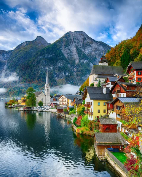 Mistige Herfst Zonsopgang Beroemde Hallstatt Lakeside Town Weerspiegelen Hallstattersee Lake — Stockfoto