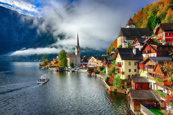 Nascer Sol Outonal Nebuloso Famosa Cidade Beira Lago Hallstatt Refletindo — Fotografia de Stock