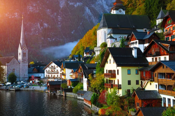 Hallstattersee 湖的著名哈尔施塔特湖畔镇上有雾的秋季日出 哈尔施塔特度假村 萨尔茨卡默古特地区 奥地利 阿尔卑斯山 哈尔施塔特度假村 萨尔茨卡默古特地区 奥地利 阿尔卑斯山 — 图库照片