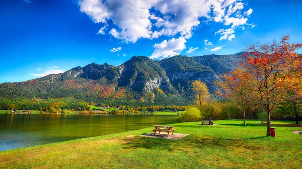 Göl çevresinde Hallstatt köy dağlarda dinlenmek için bir yer. Yer: resort köyü Hallstatt, Salzkammergut bölge, Avusturya, Alpler. Europe.