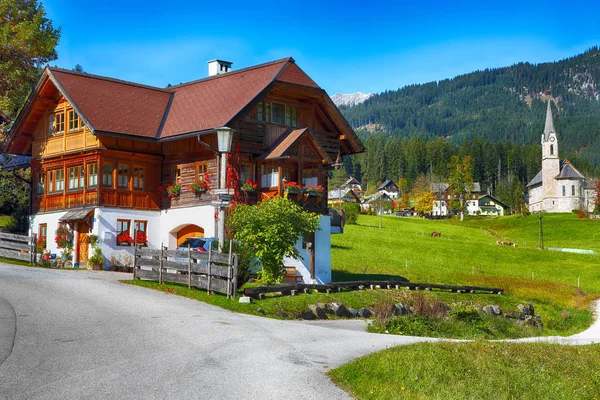 Campos Verdes Alpinos Casas Madera Tradicionales Vistas Pueblo Gosau Día — Foto de Stock