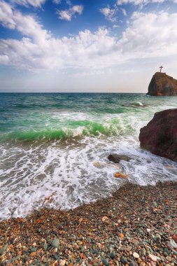 Kayalık deniz kıyısı ve dalgalar güneşli bir günde. Güzel deniz manzarası. Doğa kompozisyon.