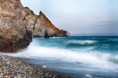 uzun pozlama Denizi ve kayalar. Güzel deniz manzarası