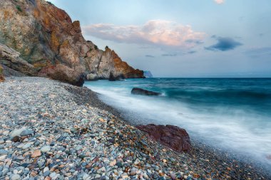 uzun pozlama Denizi ve kayalar. Güzel deniz manzarası