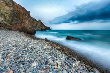 uzun pozlama Denizi ve kayalar. Güzel deniz manzarası