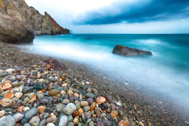 uzun pozlama Denizi ve kayalar. Güzel deniz manzarası