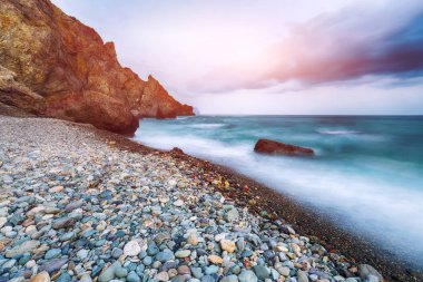 uzun pozlama Denizi ve kayalar. Güzel deniz manzarası