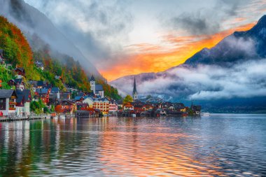 Ünlü Hallstatt dağ köyü Hallstatter Gölü ile doğal görünümünü. Sisli sonbahar gündoğumu Hallstatt Gölü. Yer: resort köyü Hallstatt, Salzkammergut bölge, Avusturya, Alpler. Europe.
