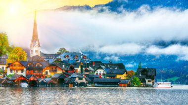Ünlü Hallstatt dağ köyü Hallstatter Gölü ile doğal görünümünü. Sisli sonbahar gündoğumu Hallstatt Gölü. Yer: resort köyü Hallstatt, Salzkammergut bölge, Avusturya, Alpler. Europe.