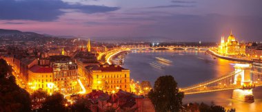 Budapeşte şehir gece sahne. Zincir Köprü, nehir Tuna ve ünlü Parlamento Binası görüntüleyin. Budapeşte, Macaristan, Europe.