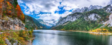Güzel manzara pastoral renkli sonbahar sahne Dachstein Dağ Zirvesi Gosausee dağ gölü tarafından düşmek Salzkammergut bölge Yukarı Avusturya Avusturya