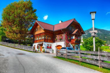 Alp yeşil alanlar ve sonbahar güneşli günü Gosau köyde görünümünü geleneksel ahşap evler. Yer: tatil köyü Gosau Salzkammergut bölge, Yukarı Avusturya, Alpler Gosau vadide. Europe.