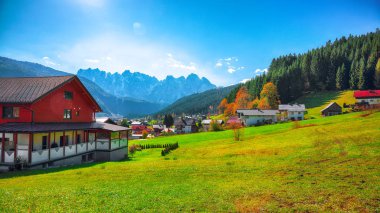 Alp yeşil alanlar ve sonbahar güneşli günü Gosau köyde görünümünü geleneksel ahşap evler. Yer: tatil köyü Gosau Salzkammergut bölge, Yukarı Avusturya, Alpler Gosau vadide. Europe.