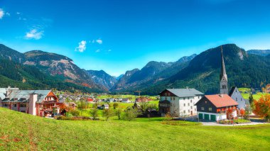 Alp yeşil alanlar ve sonbahar güneşli günü Gosau köyde görünümünü geleneksel ahşap evler. Yer: tatil köyü Gosau Salzkammergut bölge, Yukarı Avusturya, Alpler Gosau vadide. Europe.