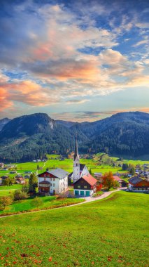 Alp yeşil alanlar ve sonbahar güneşli günü Gosau köyde görünümünü geleneksel ahşap evler. Yer: tatil köyü Gosau Salzkammergut bölge, Yukarı Avusturya, Alpler Gosau vadide. Europe.