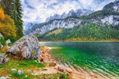 Güzel manzara pastoral renkli sonbahar sahne Dachstein Dağ Zirvesi Gosausee dağ gölü tarafından düşmek Salzkammergut bölge Yukarı Avusturya Avusturya