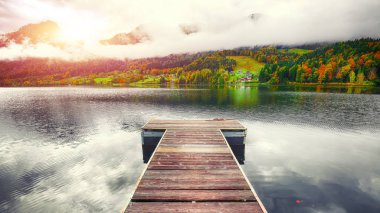 Grundlsee Gölü 'ndeki Idyllic sonbahar sahnesi. Styria 'nın Liezen Bölgesi, Avusturya, Alpler' de bulunan Grundlsee tatil beldesi. Avrupa.
