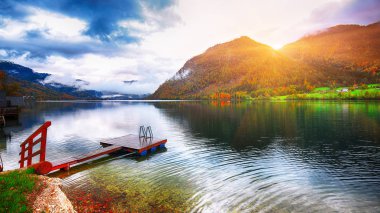 Grundlsee Gölü 'ndeki Idyllic sonbahar sahnesi. Styria 'nın Liezen Bölgesi, Avusturya, Alpler' de bulunan Grundlsee tatil beldesi. Avrupa.
