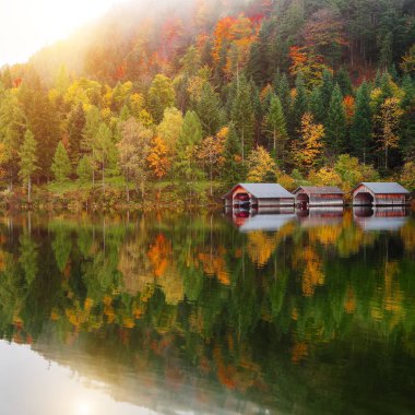 Altaussee köyü sisli sabahı. Sabahları sisli sonbahar sahne. Ayna yansıması. Konum: village Altaussee, Liezen bölge Styria, Avusturya, Alpler çare. Europe.