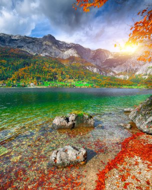 Grundlsee Gölü 'ndeki Idyllic sonbahar sahnesi. Styria 'nın Liezen Bölgesi, Avusturya, Alpler' de bulunan Grundlsee tatil beldesi. Avrupa.