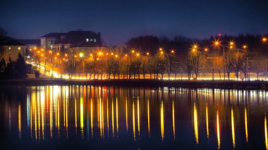 Panorama gece şehir ışıkları. Renkli yansıma su