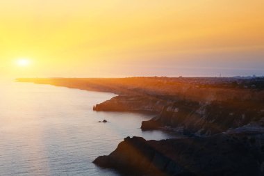 Cape fiolent dramatik günbatımında ile ön plan taşlara. Crimea