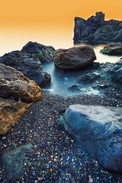 Морской Пейзаж Закате Натуральный Мыс Длительном Воздействии Камни Переднем Плане — стоковое фото